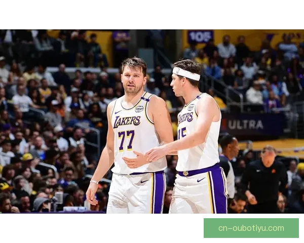 东契奇盛赞里夫斯二人组无敌